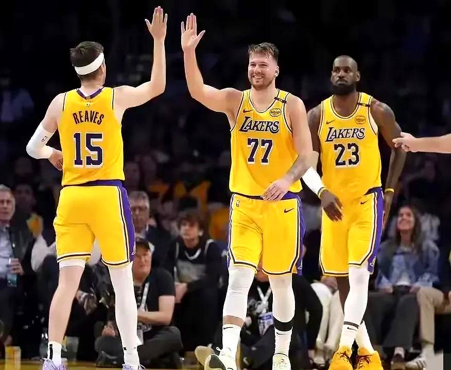 开云sport-包含鹈鹕队球员集中精神备战,决心夺胜的词条