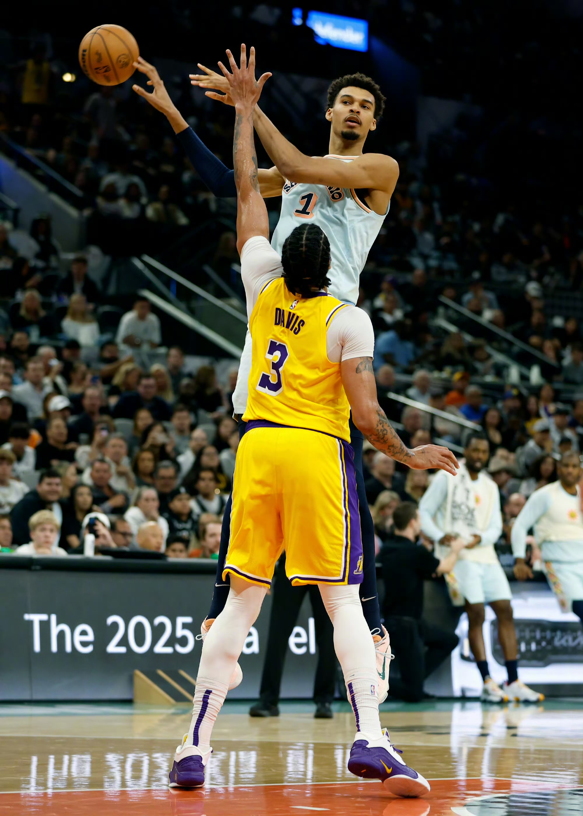 关于詹姆斯与湖人新秀共同训练，相互提升的信息