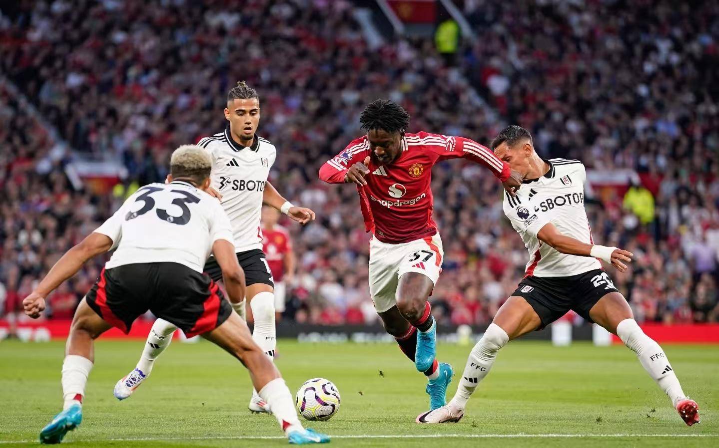 开云下载-曼联在欧洲比赛中遭遇困难，需突破困境