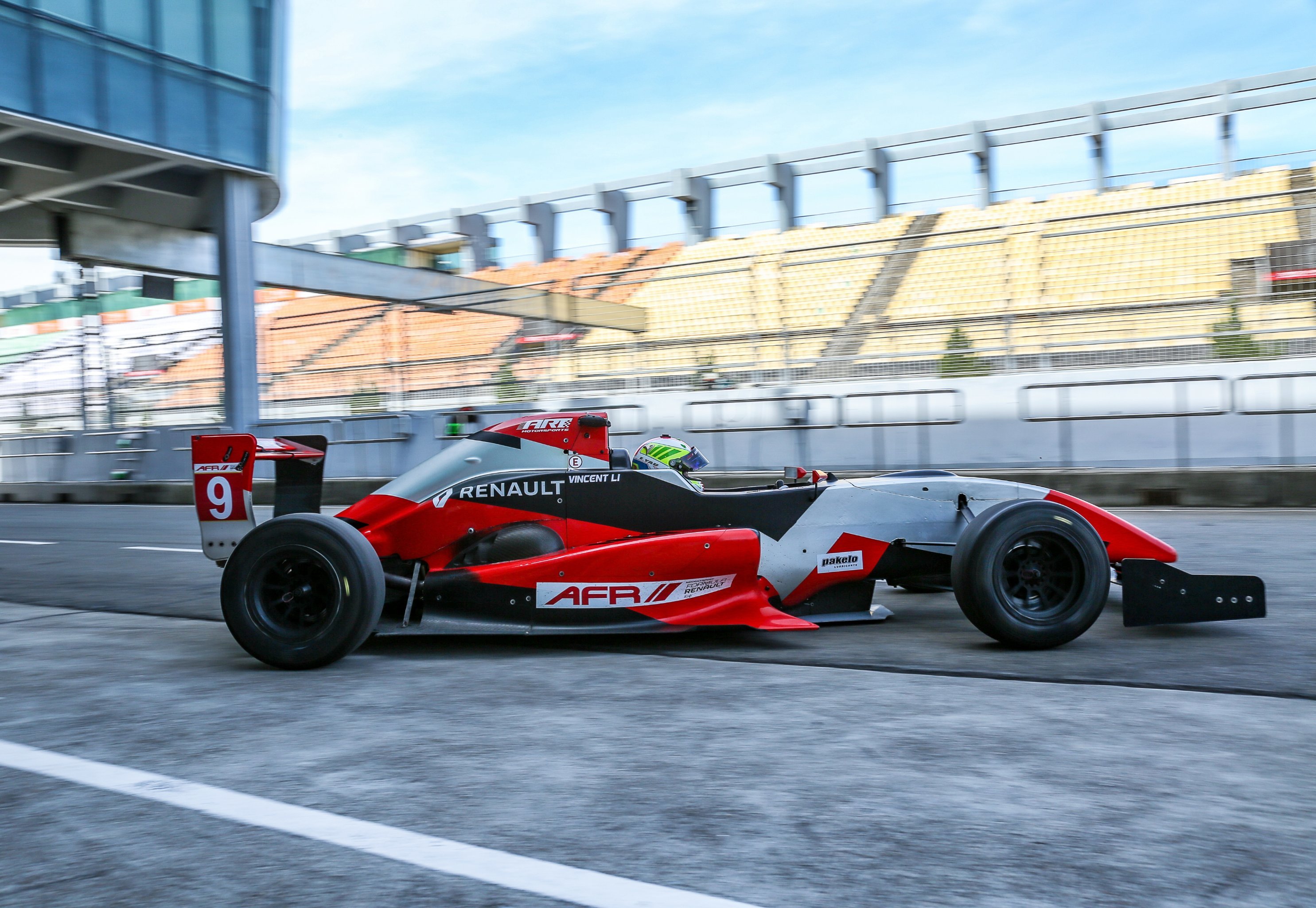 雷诺车队险胜威廉姆斯,佩雷兹关键制胜 雷诺车队险胜威廉姆斯,佩雷兹关键制胜