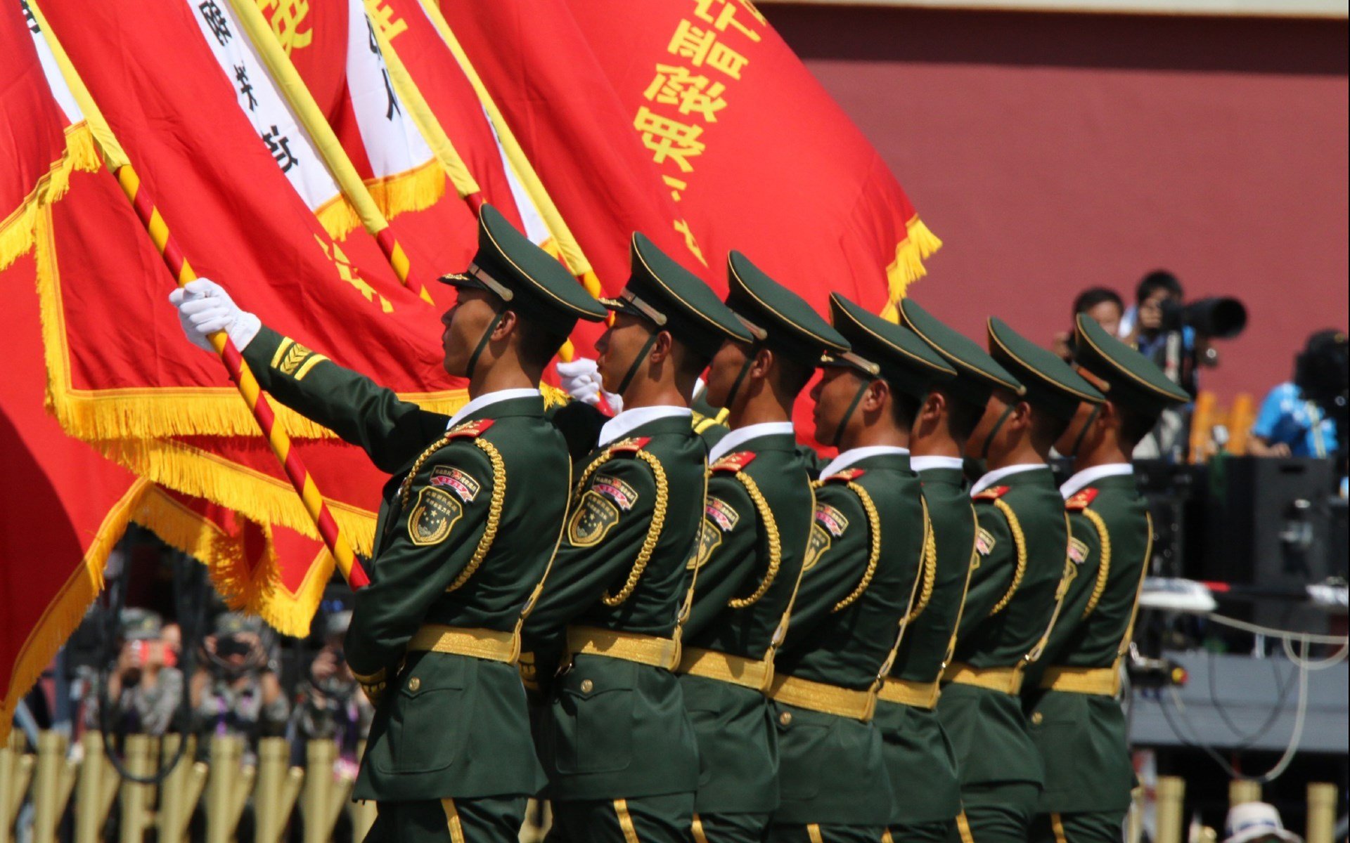 开云下载-破壁者，当德布劳内用一脚传球切开银河战舰温布利之夜的终场哨响后，人们才意识到—原来击败坚不可摧的欧冠之王，只需要一个能看穿时间缝隙的中场魔术师